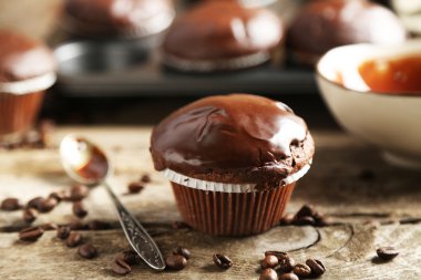 Ahşap masa üzerinde lezzetli ev yapımı çikolatalı kek