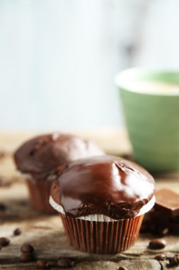 Lezzetli ev yapımı çikolatalı kek ve kahve üzerinde açık renkli ahşap tablo