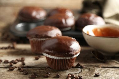 Ahşap masa üzerinde lezzetli ev yapımı çikolatalı kek