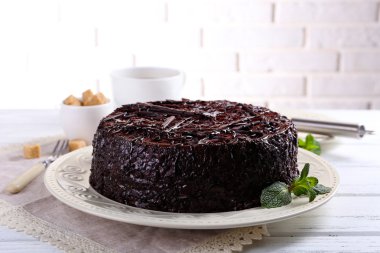 Lezzetli çikolatalı kek masada nane ile yakın çekim