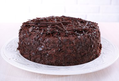 Tuğla duvar zemin üzerine masada lezzetli çikolatalı kek