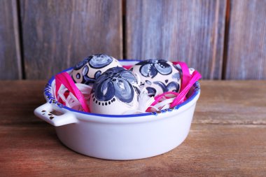 Paskalya yumurtaları kase ahşap arka plan üzerinde