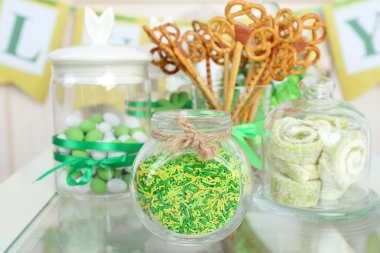 St Patrick günü için kompozisyon tatlılar masaya yakın çekim