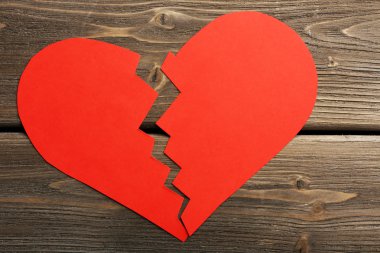 Ahşap arka plan üzerinde kırık kalp