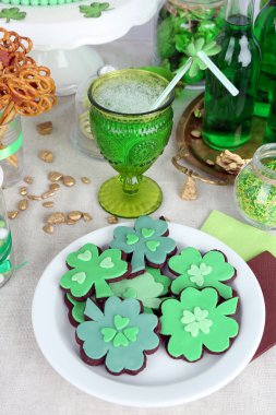 Tatlılar ve içecekler masada St Patrick günü için kompozisyonu yakın çekim