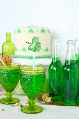 Masada tatlılar ve içecekler ile St Patrick günü için kompozisyon yakın çekim