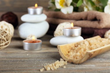 Ahşap arka plan üzerinde deniz tuzu ile güzel spa kompozisyon