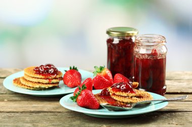 Çilek reçeli çilek ve gofret parlak zemin üzerine masada kavanoz