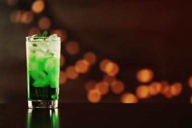 Kahverengi zemin üzerine masada yeşil kokteyl