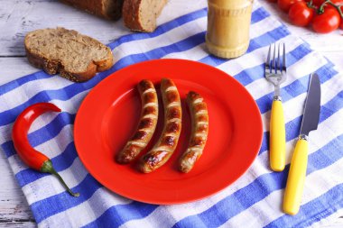 Masada plaka üzerinde ızgara sosis yakın çekim