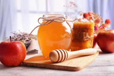 Açık renkli masada elma ile lezzetli tatlım