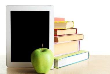 Kitap, tablet Pc ve elma üstünde okul sırası, üzerinde beyaz izole