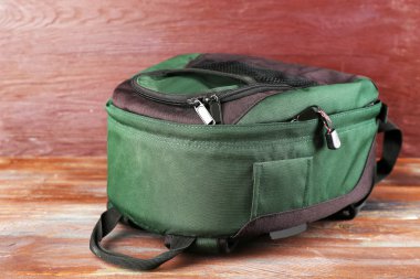 Ahşap arka plan üzerinde sırt çantası