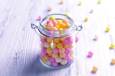 Jar tablo yakın çekim üzerinde renkli çikolata