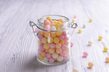 Jar tablo yakın çekim üzerinde renkli çikolata