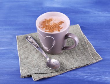 çuval bezi kumaş renk ahşap arka plan üzerinde üzerine kaşıkla kakao fincan