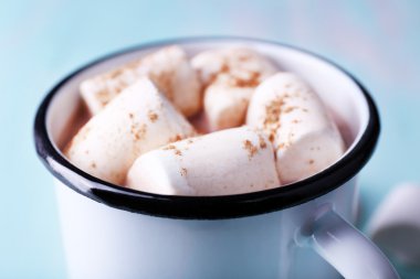 Kupa kakao marshmallows ahşap tablo, closeup ile
