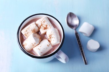 Kupa kakao marshmallows ahşap masa arka plan üzerinde ile