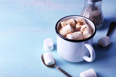 Kupa kakao marshmallows ahşap masa arka plan üzerinde ile