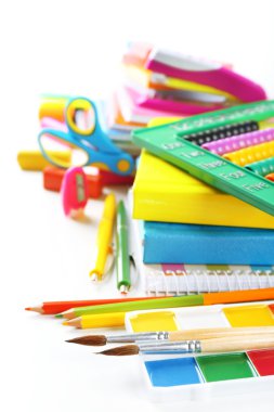 Parlak okul kırtasiye, üzerinde beyaz izole