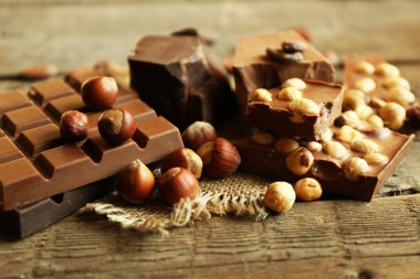 Natürmort kümesiyle ahşap masa, closeup üzerinde Fındıklı çikolata