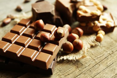 Natürmort kümesiyle ahşap masa, closeup üzerinde Fındıklı çikolata