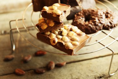 Natürmort kümesiyle metal stand, closeup Fındıklı çikolata