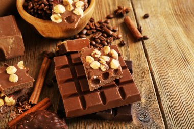 Natürmort kümesiyle ahşap masa, tatlı çikolata