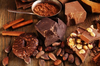 Natürmort kümesiyle ahşap masa, tatlı çikolata