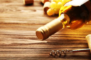 Cam şişe şarap Mantarlar, tirbuşon ve ahşap masa arka plan üzerinde üzüm ile