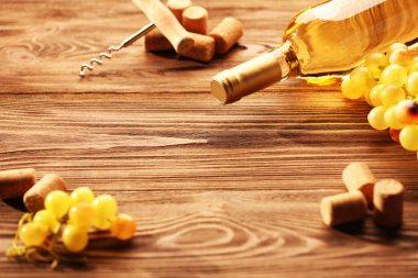 Cam şişe şarap Mantarlar, tirbuşon ve ahşap masa arka plan üzerinde üzüm ile