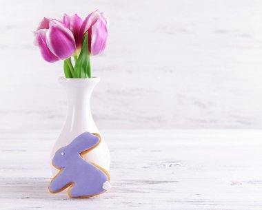 Açık renkli masaya lezzetli Paskalya kurabiyeleri