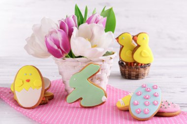Açık renkli masaya lezzetli Paskalya kurabiyeleri
