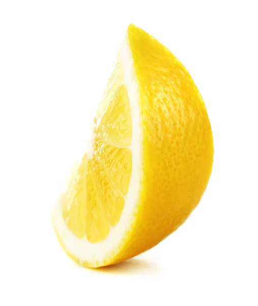 Сочный кусок лимона, изолированный на белом — стоковое фото