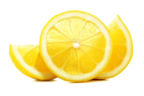 Succose fette di limone isolate su bianco — Foto Stock