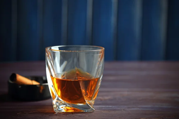Whisky på trä bakgrund — Stockfoto
