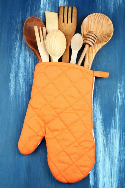 Potholder ahşap arka plan üzerinde farklı mutfak gereçleri