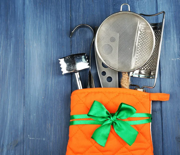 Potholder ahşap arka plan üzerinde farklı mutfak gereçleri