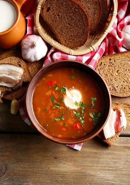 Ukrainische Rote-Bete-Suppe - Borscht, auf Serviette, auf Holzgrund — Stockfoto