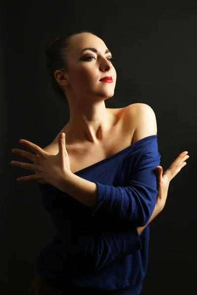 Retrato de mujer hermosa con maquillaje de brillo de lujo sobre fondo oscuro — Foto de Stock