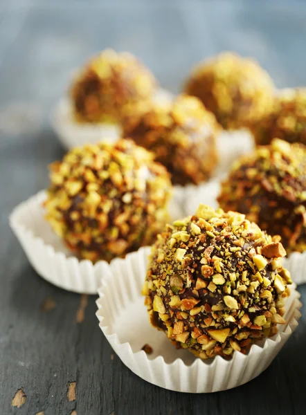 Sabrosos caramelos de pistacho caseros sobre mesa de madera — Foto de Stock