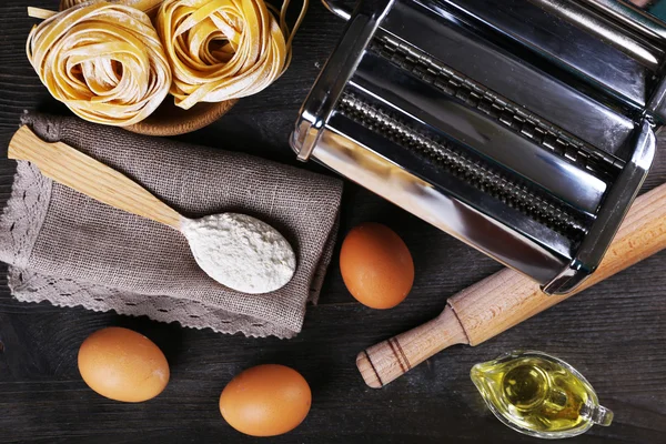 Preparación de pasta por máquina de pasta sobre fondo rústico de madera —  Fotos de Stock