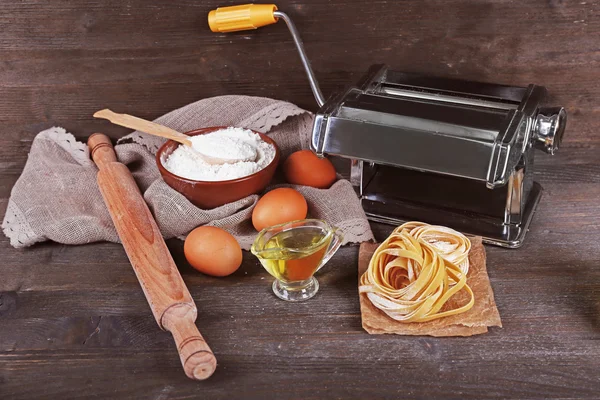 Förbereda pasta av pasta maskin på rustika trä bakgrund — Stockfoto
