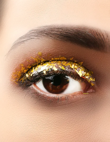 Vrouwelijke oog met decoratieve glitter make-up, macro weergave — Stockfoto