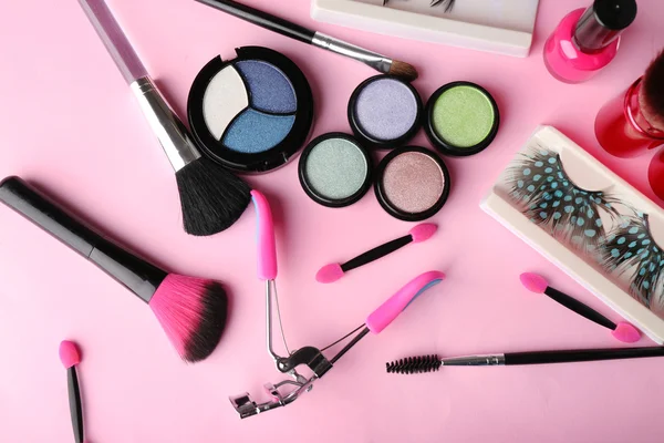 Zestaw kosmetyków dekoracyjnych na jasnym tle kolorowe — Zdjęcie stockowe