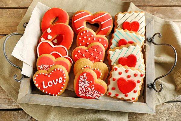 Печенье в форме сердца на День Святого Валентина на подносе, на деревянном фоне — стоковое фото