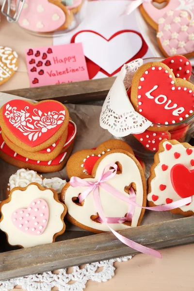 Galletas en forma de corazón para el día de San Valentín en bandeja, sobre fondo de madera color — Foto de Stock