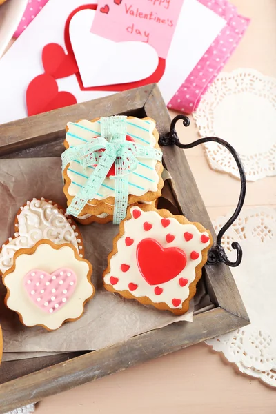 Herzförmige Plätzchen zum Valentinstag auf Tablett, auf farbigem Holzhintergrund — Stockfoto