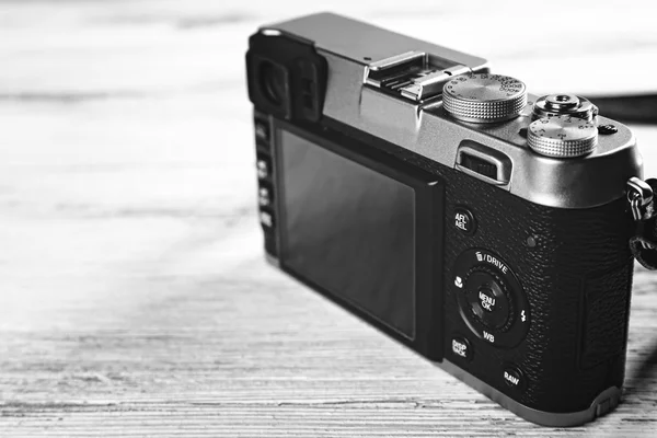 Oude retro camera op houten achtergrond — Stockfoto