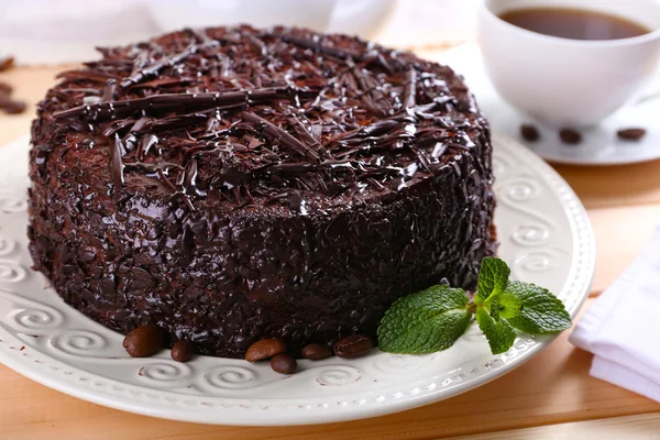 Tabloda çay lezzetli çikolatalı kek yakın çekim